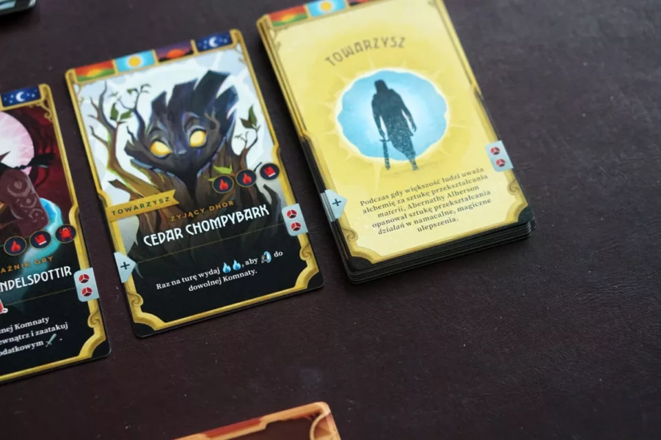 Karty towarzyszy - recenzja gry planszowej Weirdwood Manor na Angry Boardgamer